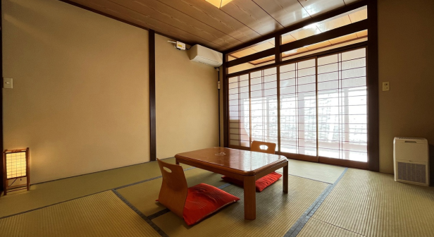 太陽館 最上階（4階）の客室。窓からの素晴らしい眺望が魅力