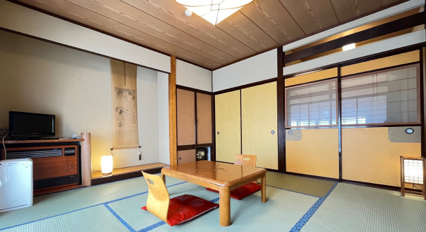 太陽館 最上階（4階）の客室。窓からの素晴らしい眺望が魅力