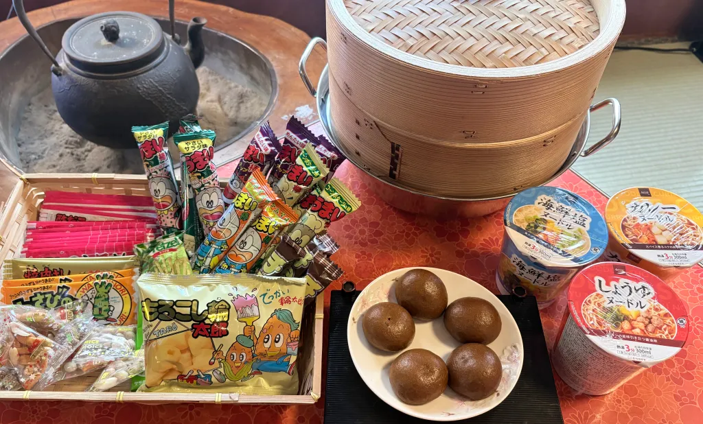 太陽館のラウンジサービス。地元の和菓子やウェルカムドリンクでおもてなし