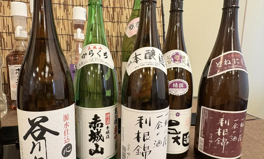 夕食時のドリンクカウンター。群馬の地酒やビールも飲み放題