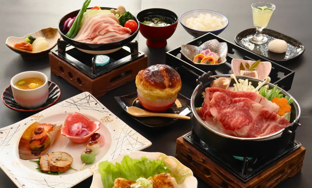 湯宿温泉 太陽館のスタンダード夕食。上州牛のすき焼きと上州麦豚、八種の温野菜