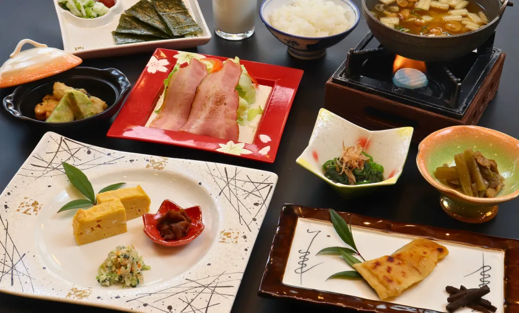 太陽館の朝食。女将特製のあつあつ味噌汁と手作り玉子焼きが並ぶ和定食