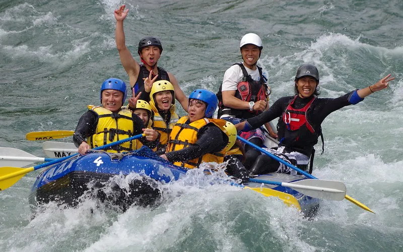 激流を下るスリル満点のラフティング体験