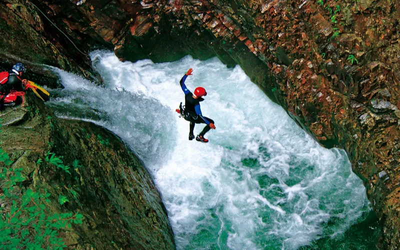 自然の渓谷を舞台に遊び尽くすキャニオニング