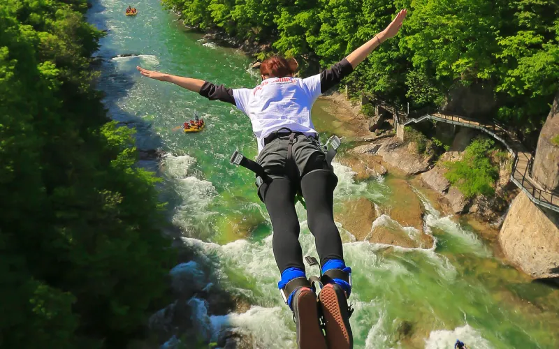 橋から飛び降りる絶叫バンジージャンプ