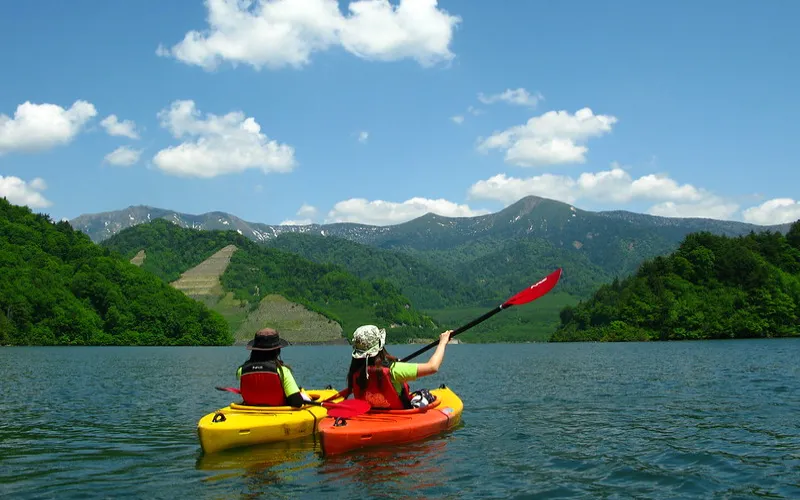 静かな湖面をゆっくりと進むカヌー体験