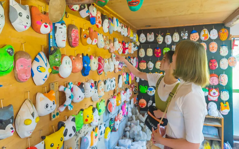 伝統工芸を学ぶ「お面の家」での手作り体験