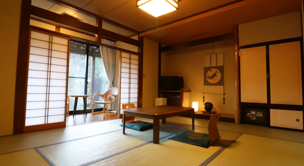 太陽館で一番人気の庭園和室。窓から広がる美しい景色