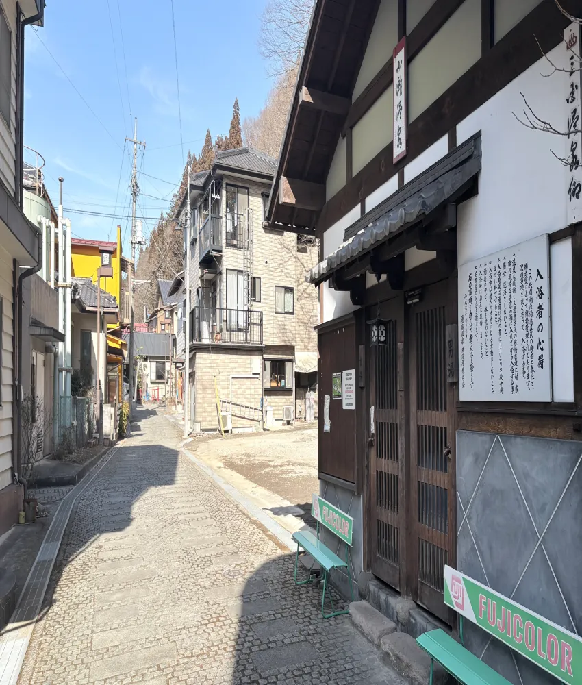 湯宿温泉の歴史ある街並み