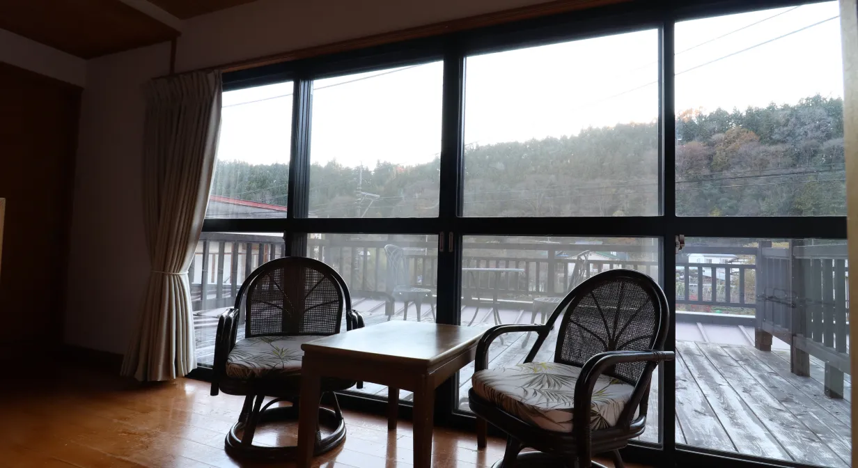 太陽館 2階の落ち着いた和室。お食事処や内湯に近く移動に便利です畳の香りが心地よい伝統的な和の設え